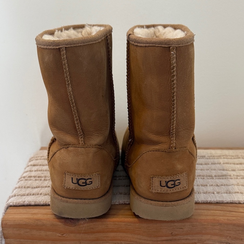 UGG kids Classic II Tan chestnut Sheepskin Boots size 3kids or 4.5-5 womens - Picture 3 of 8